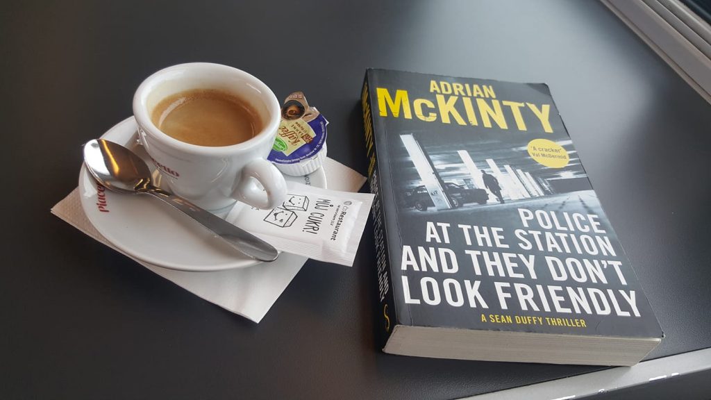 Espressotasse mit Buch