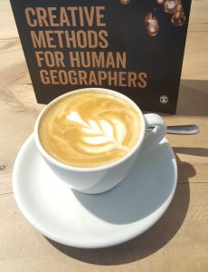 Flatwhite mit Buch