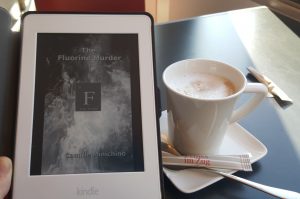 Kaffeetasse und eBook-Reader